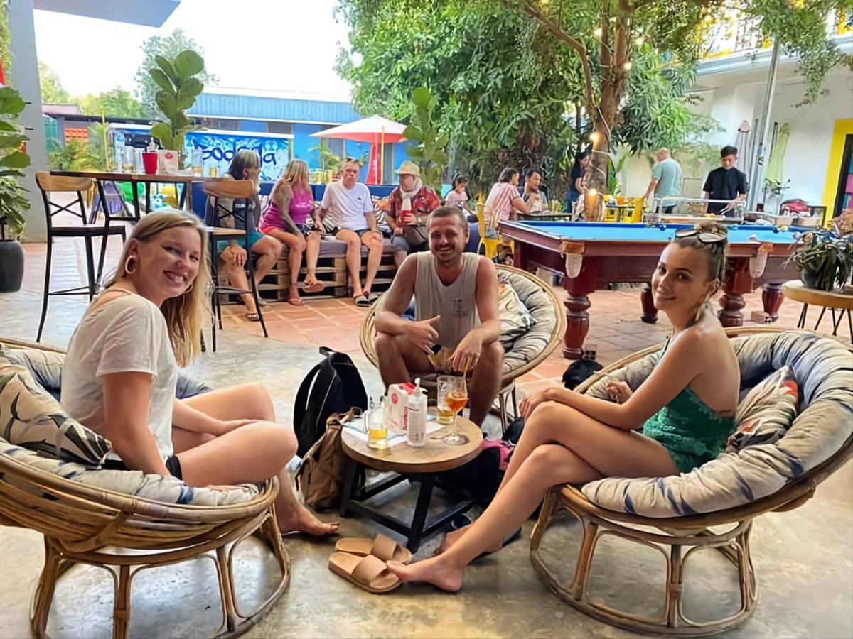 Revolution Siem Reap Vandrarhem Exteriör bild
