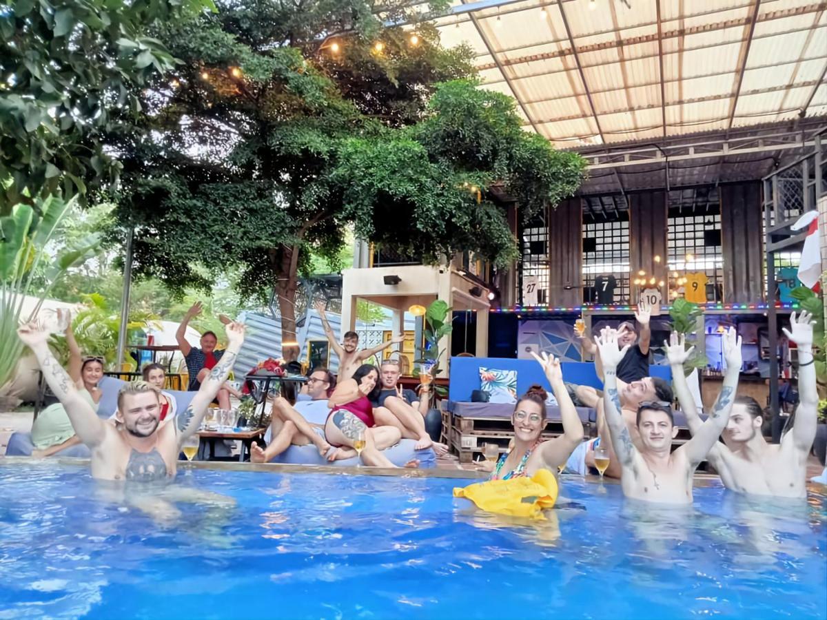 Revolution Siem Reap Vandrarhem Exteriör bild